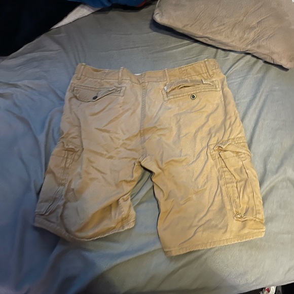 Size 34 Levi cargo shorts - Picture 2 of 3